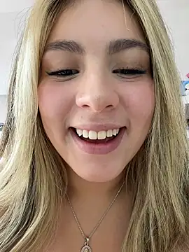 Cloee_Rainbow1 Show in webcam
