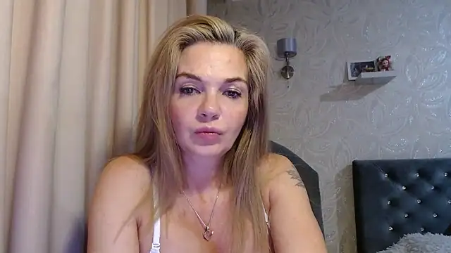 LuciaSnowy Chat XXX live