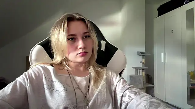 Show modela tutsiecutie na web-kameri