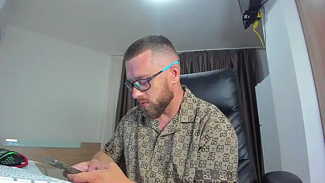Show modela Findom_guy na web-kameri