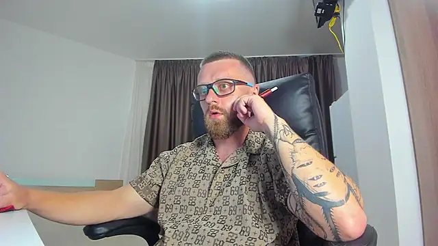 Show modela Findom_guy na web-kameri