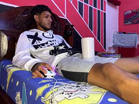 tanned_boy Adlı Modelin Web Kamerası Şovu