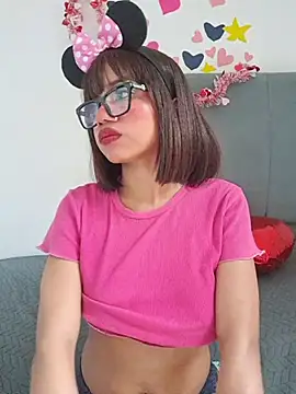 Lucy_Em লাইভ XXX চ্যাট