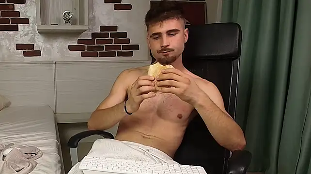 KyloEast Show in webcam