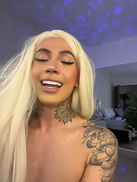 miss_tatiana_: διαδικτυακό σόου στην κάμερα