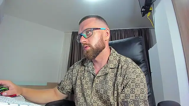 Show modela Findom_guy na web-kameri