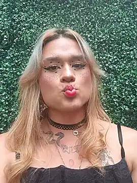 Lilit_doll: διαδικτυακό σόου στην κάμερα