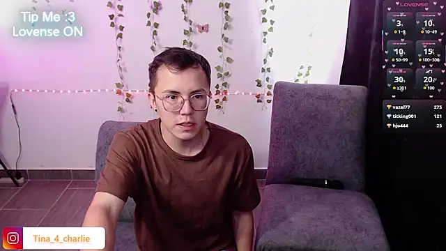 Chat +18 de Tina_4_Charlie ao vivo