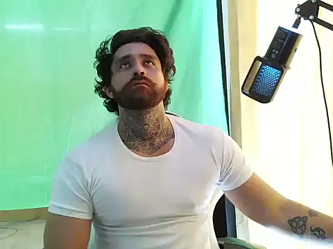 aronmiller404 Show Webcam