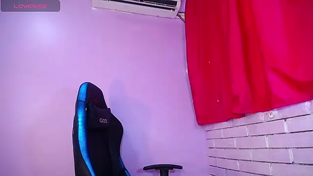 Show modela Nikoll_Dirty na web-kameri