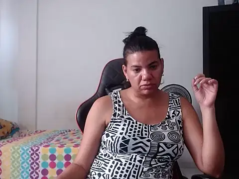 Chat +18 de Adriana_0312 ao vivo