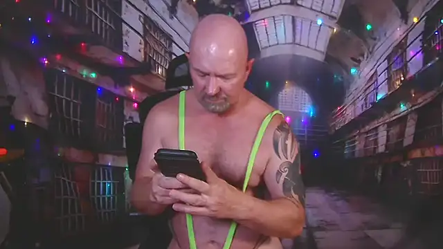 Chatroom XXX en direct de ManlyPrisonGuy