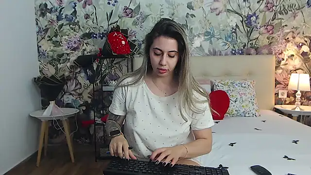 RoseDiamond06 Adlı Modelin Canlı XXX Sohbeti