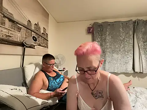Curvy-Jinx's Live XXX Chat
