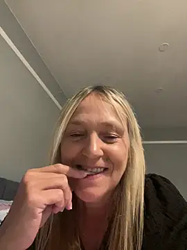 Blondnboujee53's Live XXX Chat