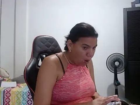 Chat +18 de Adriana_0312 ao vivo
