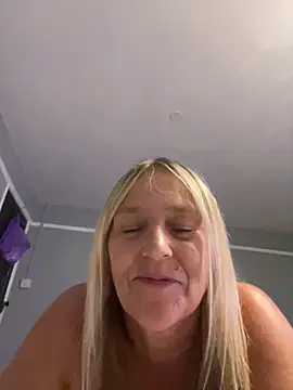 Blondnboujee53 Webcam Show
