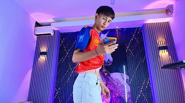 Pertunjukan Kamera Web The_Boy_King_