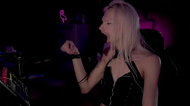 sindLyn Live XXX chat