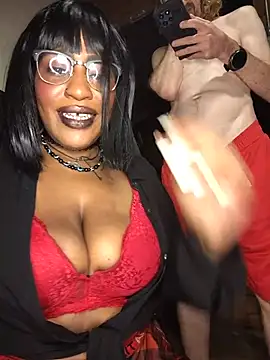 AmazonianMistress Show in webcam