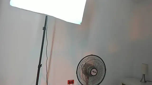 Exotic__Apriln Webbikameraesitys