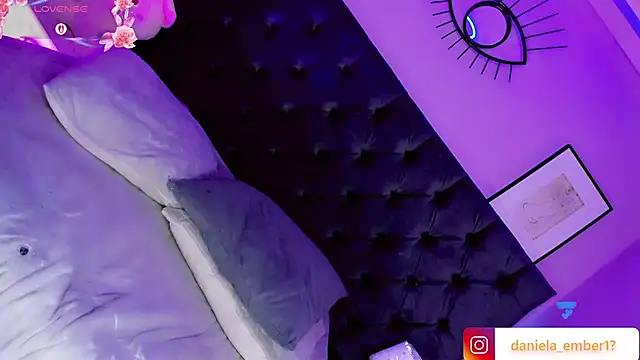Amira_Ember Show in webcam