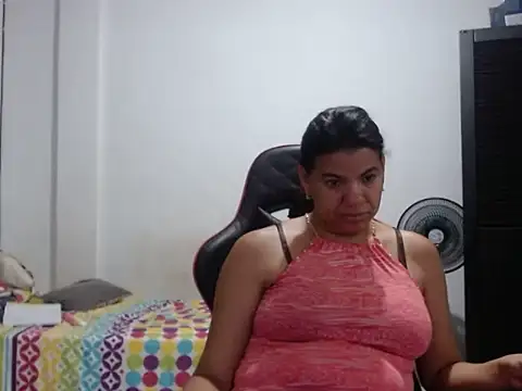 Chat +18 de Adriana_0312 ao vivo