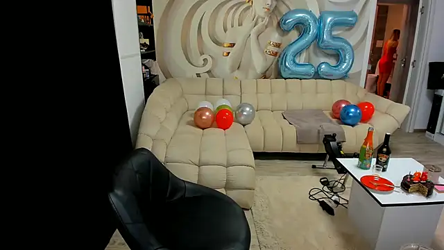 HaleySweet18 Adlı Modelin Canlı XXX Sohbeti