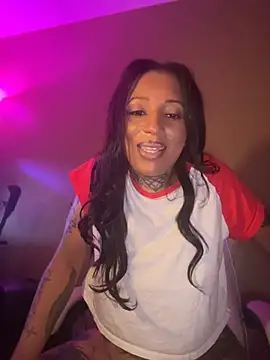 Crowned_Nyaries Show in webcam
