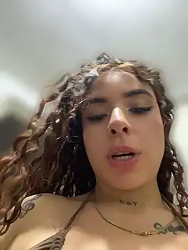 hally-jensen1's Live XXX Chat