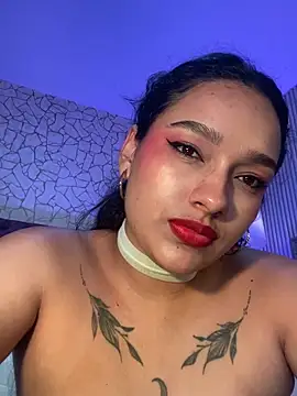 XXX chat uživo modela EMILYY_FOXY