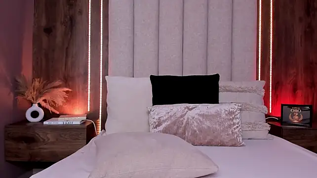 LucySalvatore_ Adlı Modelin Canlı XXX Sohbeti
