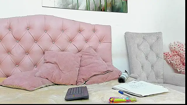 pinky_f00x's Live XXX Chat