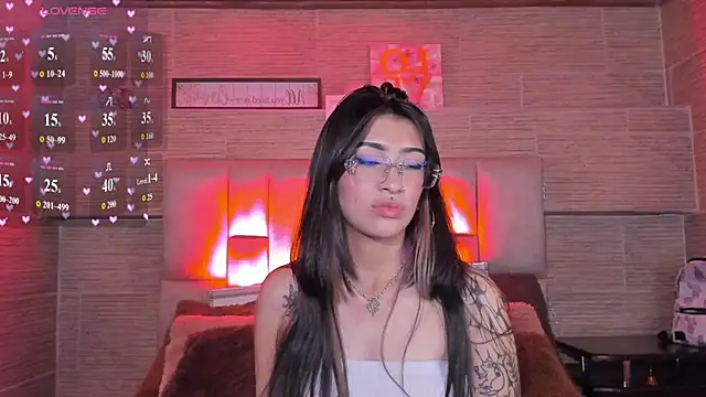mia_devine_ Adlı Modelin Canlı XXX Sohbeti