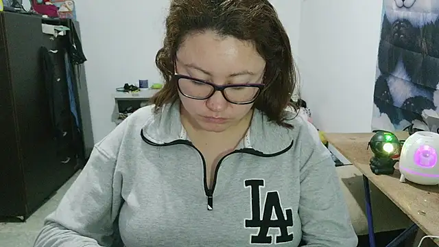 curly_greeneyed's Live XXX Chat