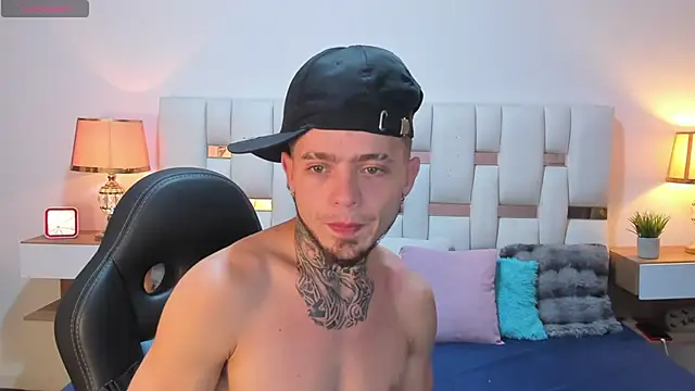 Zeus_damian21's Webcam Show