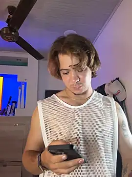 הופעת וובקאם של AngelLatinBoy