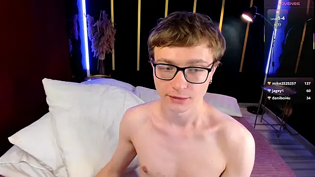 Emmit_Barker Adlı Modelin Canlı XXX Sohbeti