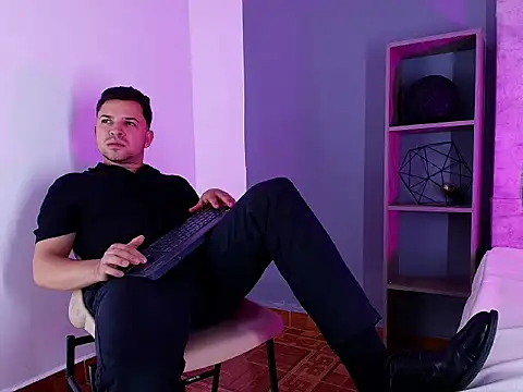 Hey_Noaah: διαδικτυακό σόου στην κάμερα