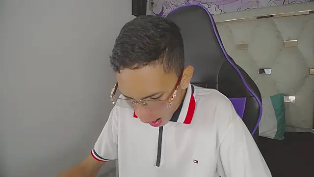 Show modela Asher_athlets na web-kameri