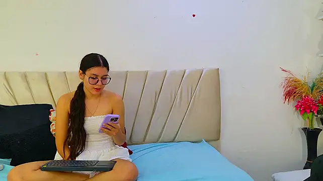 Chat +18 de sweetauracouple ao vivo