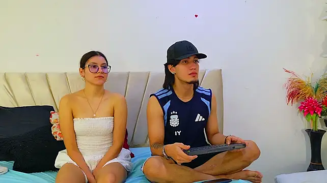 sweetauracouple Live XXX-Chat
