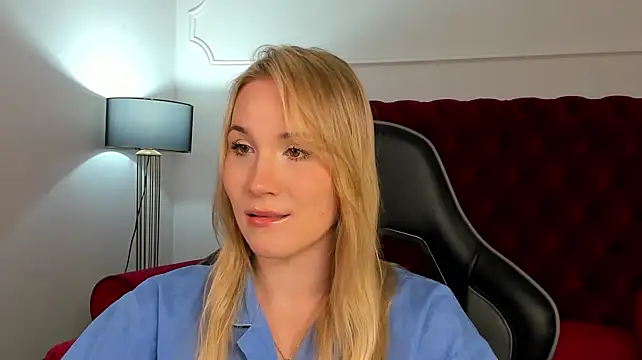 Show modela ElaraVoltage na web-kameri