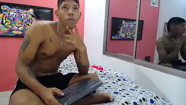 latinosninfomanos' Live XXX Chat