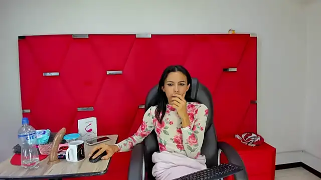 Show modela Aisha_hotts777 na web-kameri