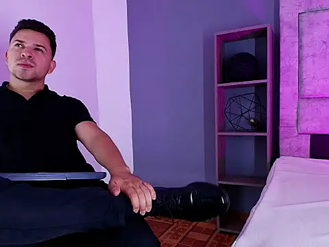Hey_Noaah Show in webcam