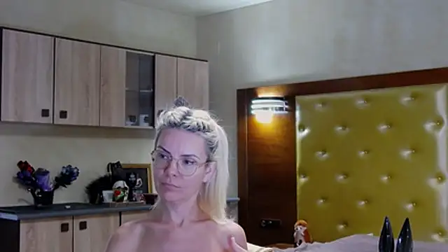 DomCaprisse Adlı Modelin Canlı XXX Sohbeti