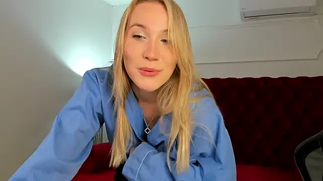ElaraVoltage's Live XXX Chat