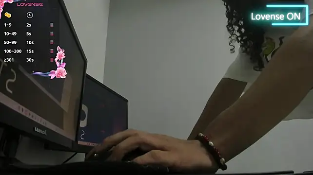 scarletcherry18's Live XXX Chat