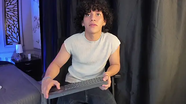 adrian_black86306 Show in webcam
